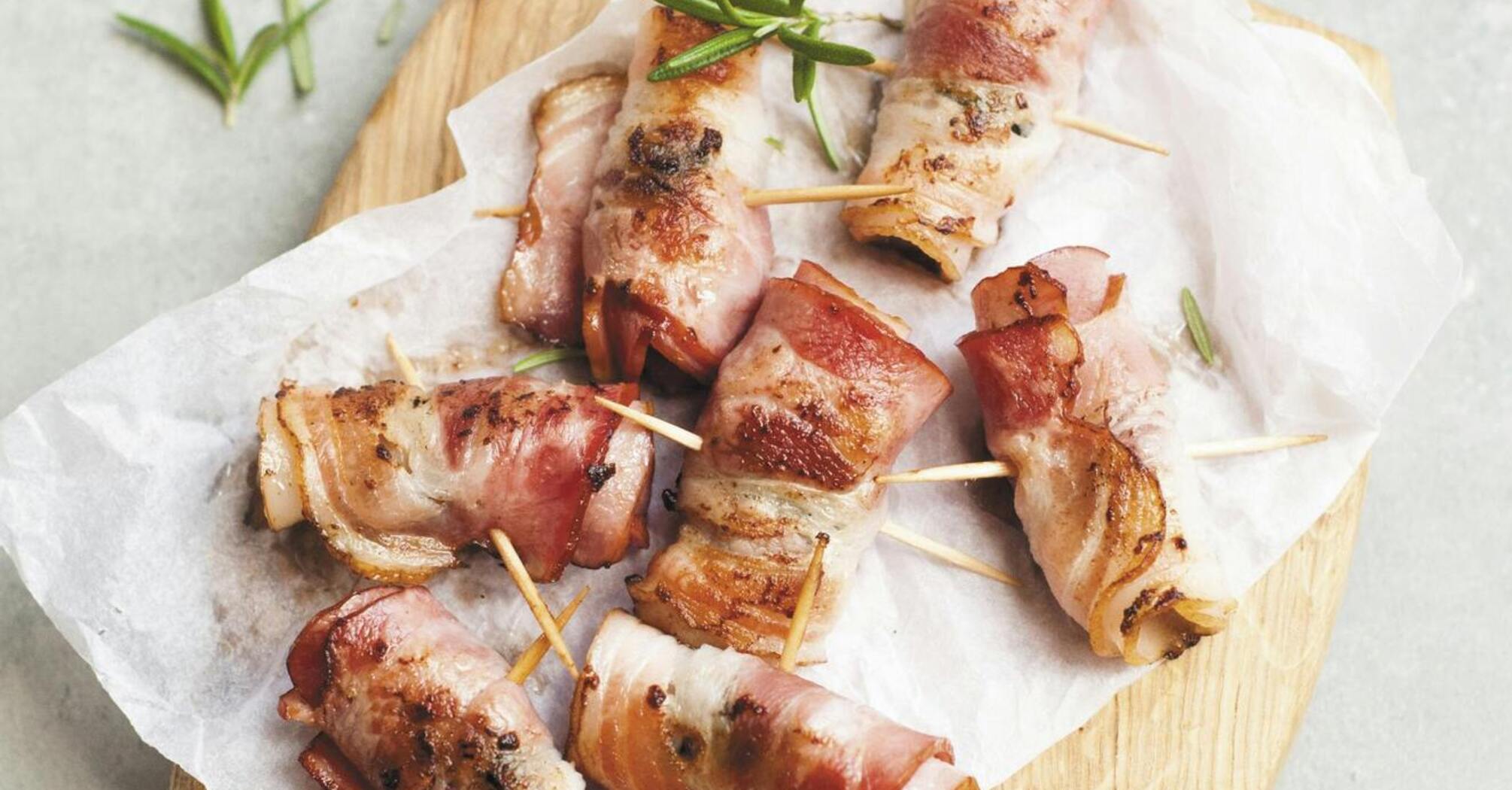 Juicy chicken rolls with cheese and bacon: a recipe for a hot meat dish for the New Year's table