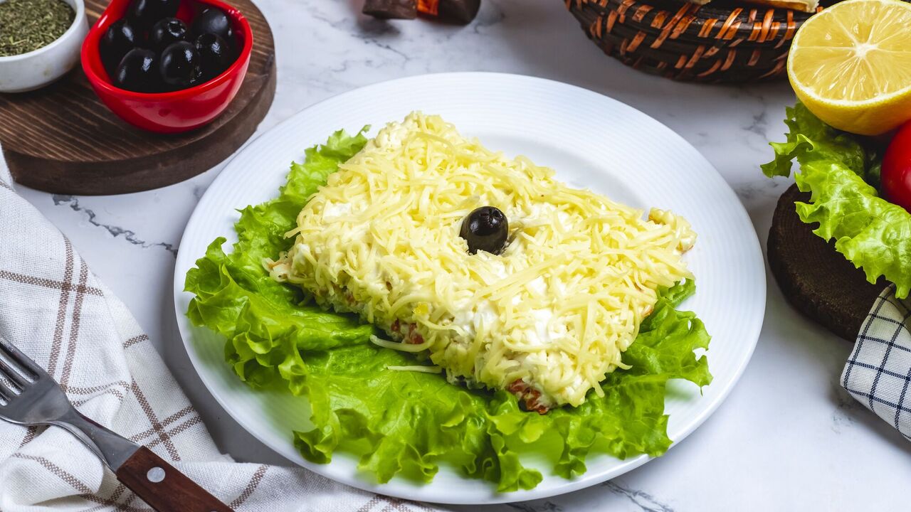Official Olivier rival: beautiful and budget New Year's Napoleon salad