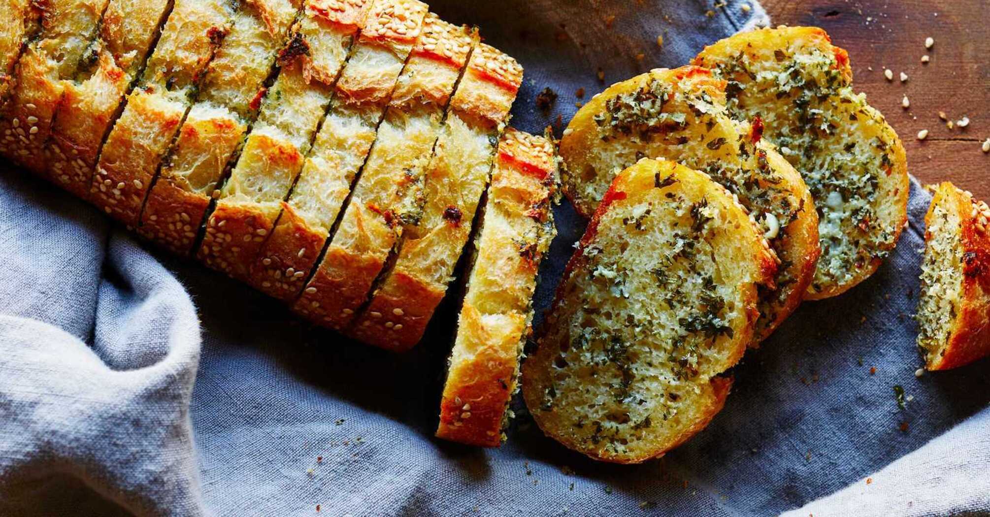 How to make the most delicious garlic bread: a recipe for fragrant homemade pastries