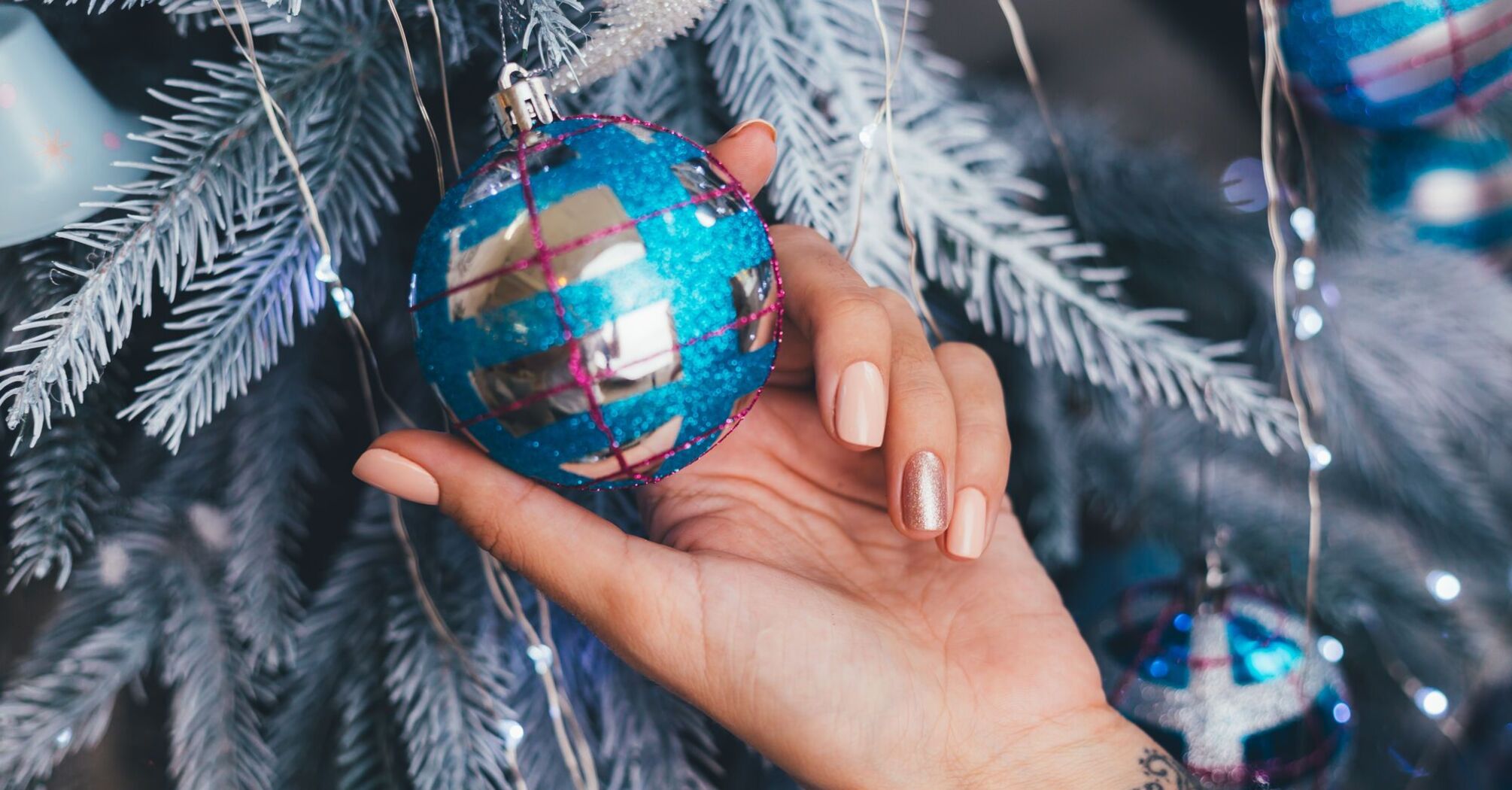 "Snow globe" manicure: the star manicurist shared a new winter design