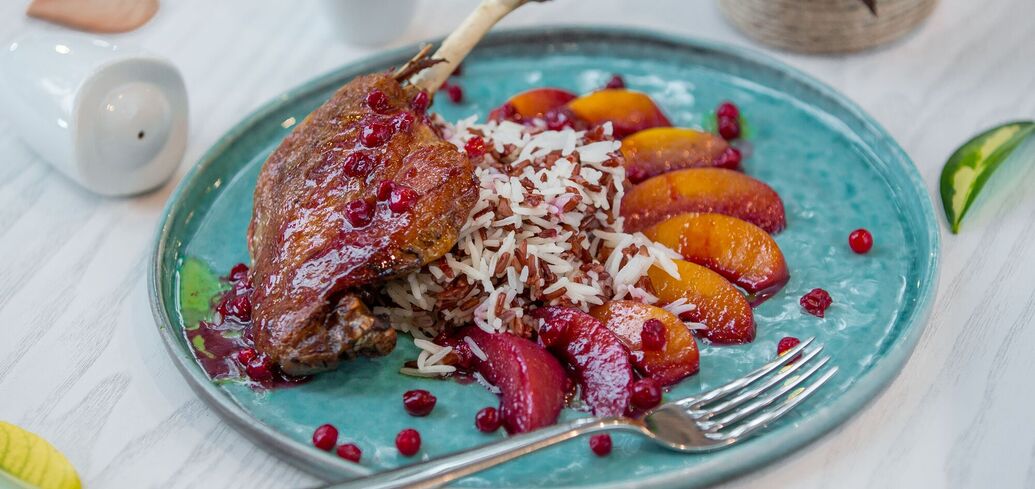 Duck legs in pomegranate sauce with apples: a dish that will be a signature dish on the New Year's table