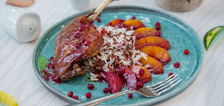 Duck legs in pomegranate sauce with apples: a dish that will be a signature dish on the New Year's table