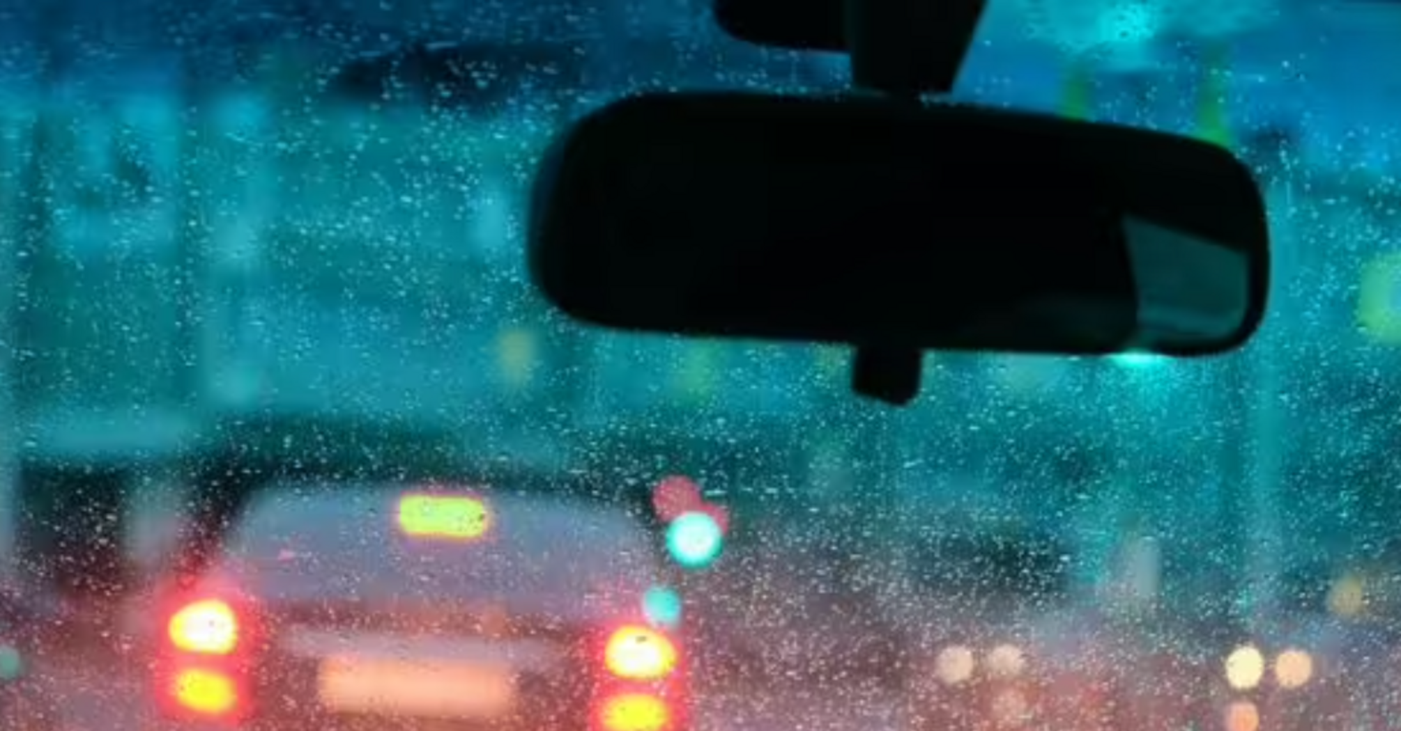 Запотіває лобове скло в автомобілі: цей недорогий побутовий засіб позбавить вас проблеми