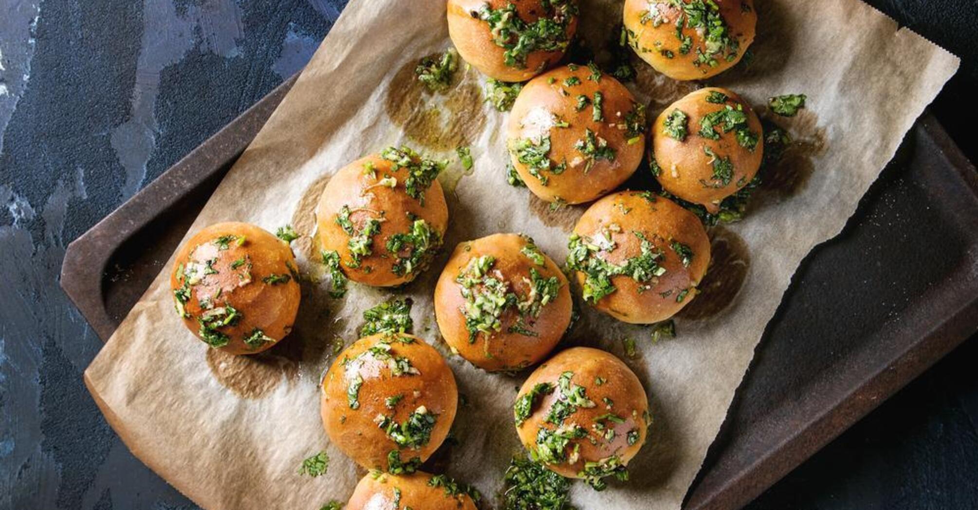 Christmas doughnuts with garlic: how to make fluffy dough so that it rises immediately