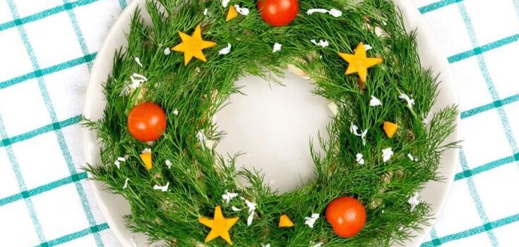 Wreath-shaped salad for Christmas: what to cook and how to present it beautifully