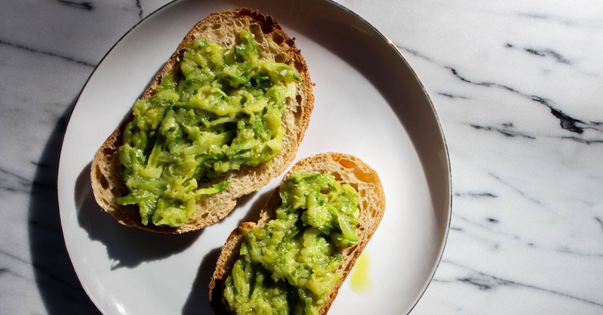 The healthiest and most delicious avocado, cream cheese and egg spread: a simple recipe for a festive table