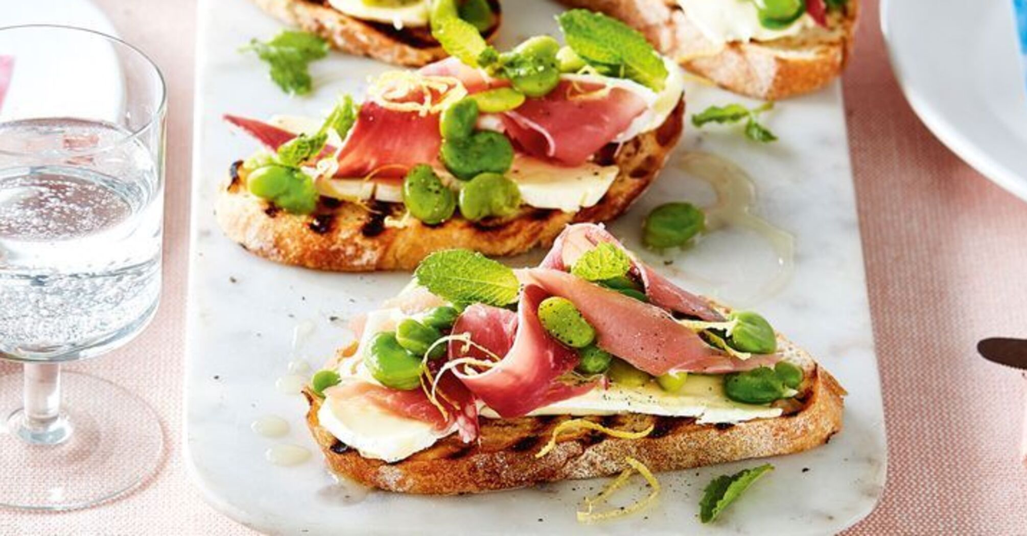 Festive bruschetta for the New Year instead of the usual sandwiches: how to cook