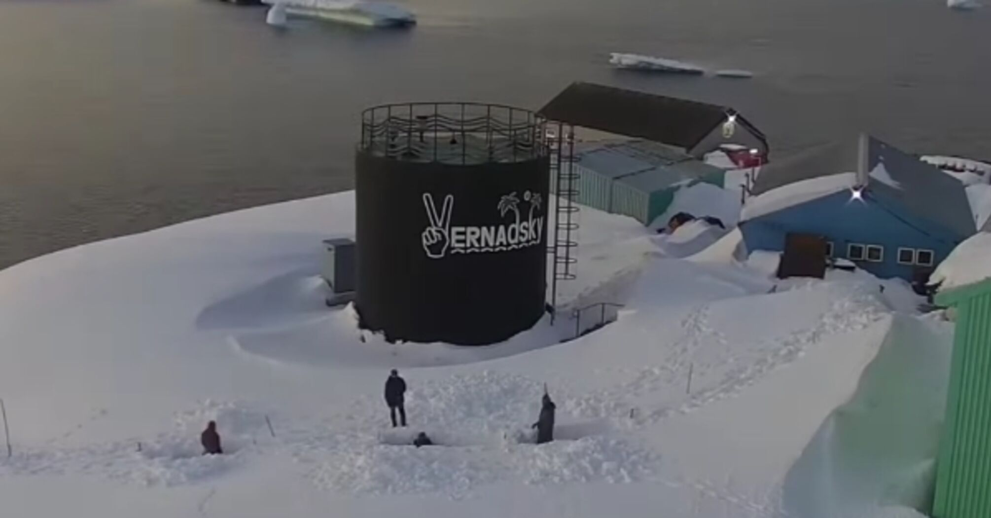 Ukrainian polar explorers clear a snowy 'portal' to the ocean: the video went viral