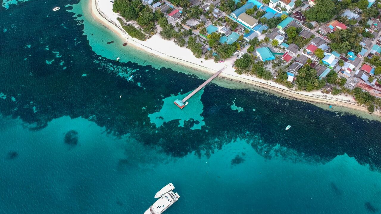Looks like the Maldives: there are almost no tourists on a magical island in the Pacific Ocean
