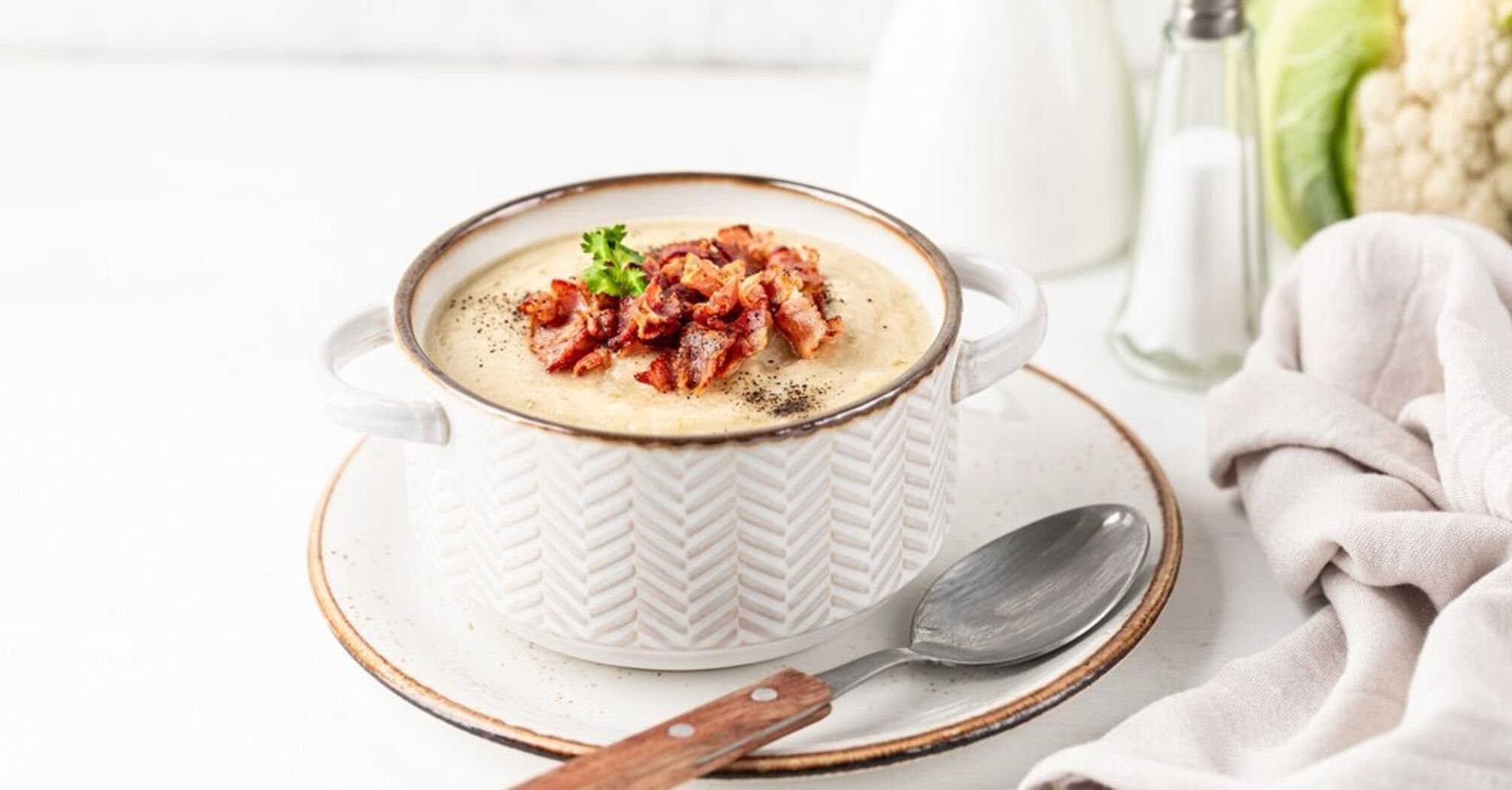 Aromatic warming soup with smoked ribs and peas: perfect for a hearty lunch
