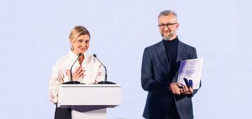 Zełenska wyszła w nowej koszuli z czerwonym haftem. Zdjęcia