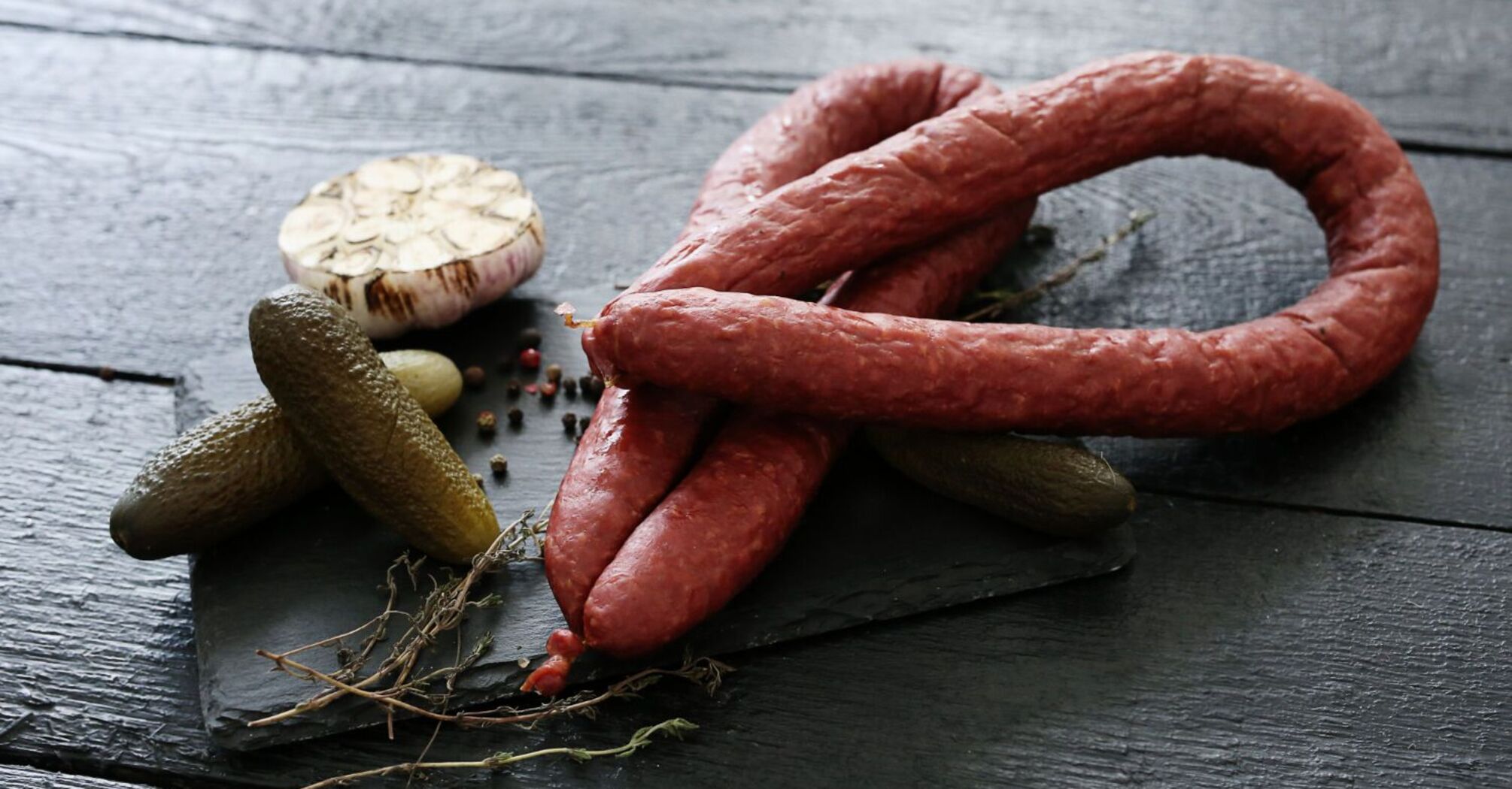 Салат з ковбасою і солоними огірками: рецепт від зіркового шеф-кухаря