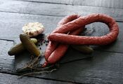 Салат с колбасой и солеными огурцами: рецепт от звездного шеф-повара