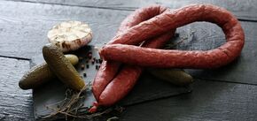 Салат с колбасой и солеными огурцами: рецепт от звездного шеф-повара