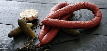 Салат с колбасой и солеными огурцами: рецепт от звездного шеф-повара