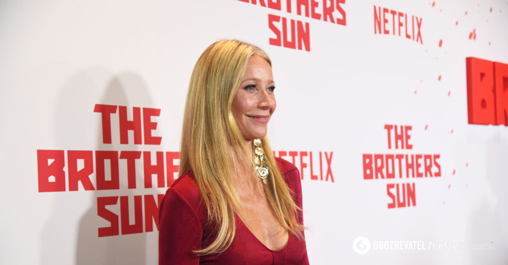 Gwyneth Paltrow shows off a bold look with trendy leggings. Photo