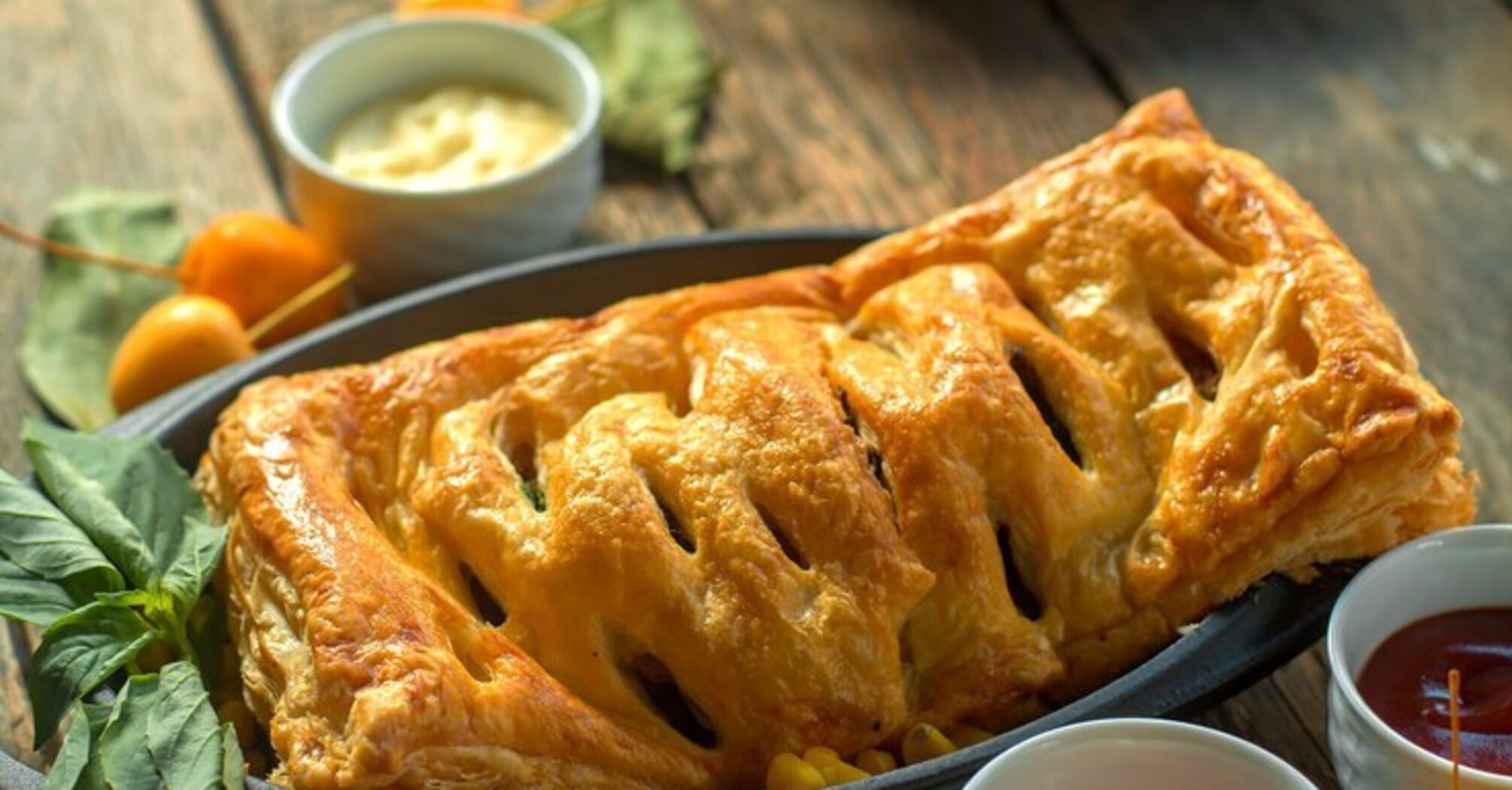 A hearty puff pastry pie for lunch: you only need a few simple ingredients