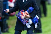 6-year-old Prince Louis with an armful of gifts from fans became a star on the Internet. Photo