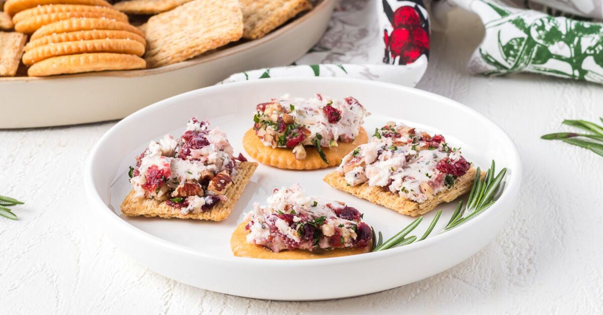 An elementary appetizer on crackers for the New Year's table: you don't have to cook or fry anything