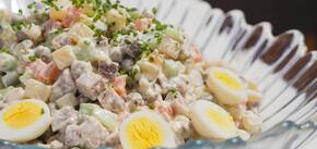 Bez kiełbasy i majonezu: zdrowa i smaczna sałatka Olivier z jabłkiem i rybą