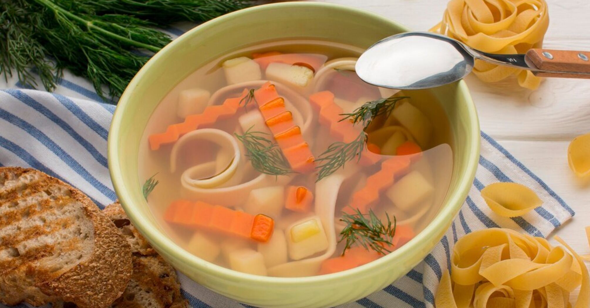 How to cook chicken broth correctly to make it clear and rich: simple and effective tips