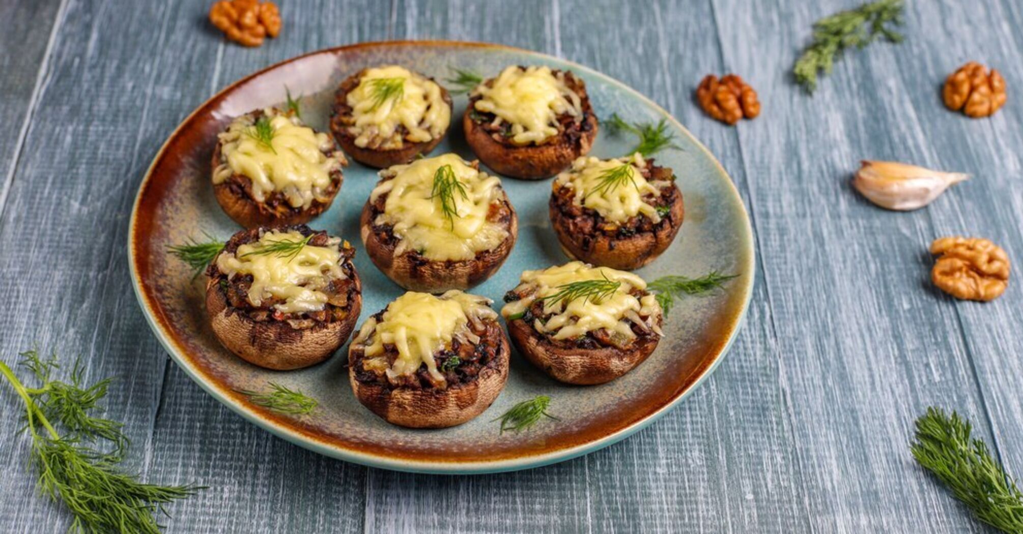 Juicy baked mushrooms with minced meat: a simple dish for any occassion