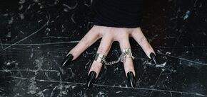 Niespodziewane kolory są w modzie: manikiurzystka gwiazd powiedziała, jaki manicure wybrać zimą