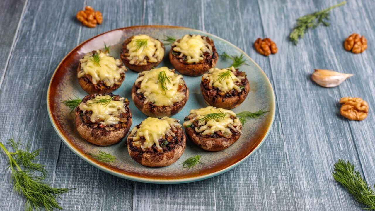 Juicy baked mushrooms with minced meat: a simple dish for any occassion