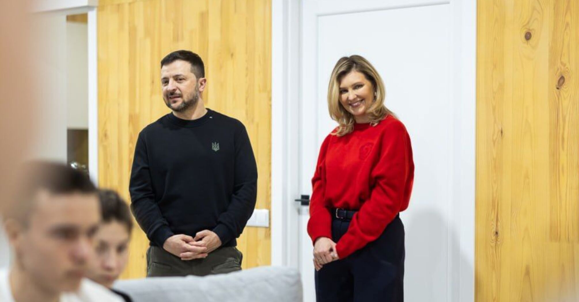 A rare appearance of the Zelenskyys: the president and first lady visited a large family. Video