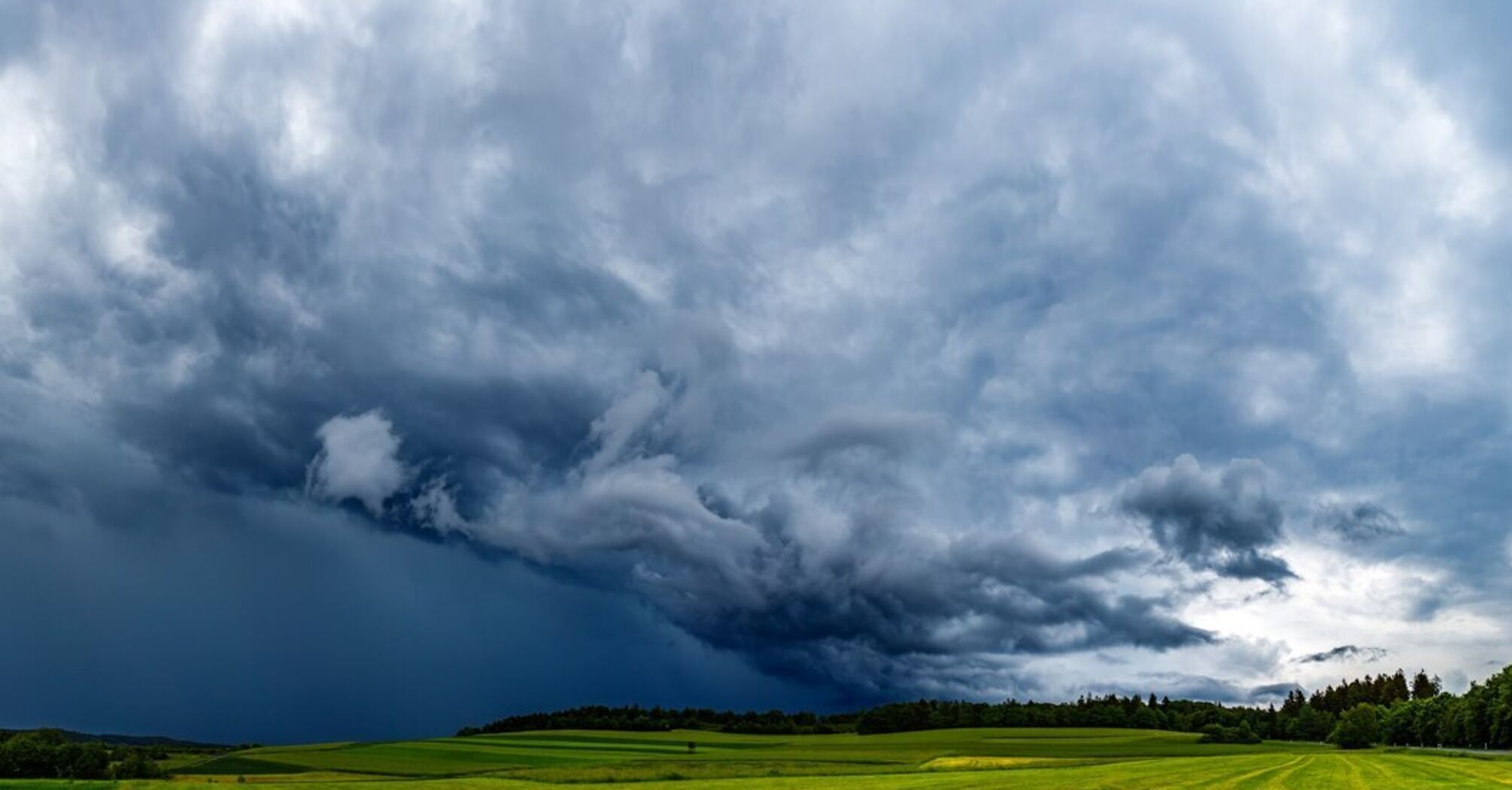 Physicist explains why the clouds do not fall to Earth