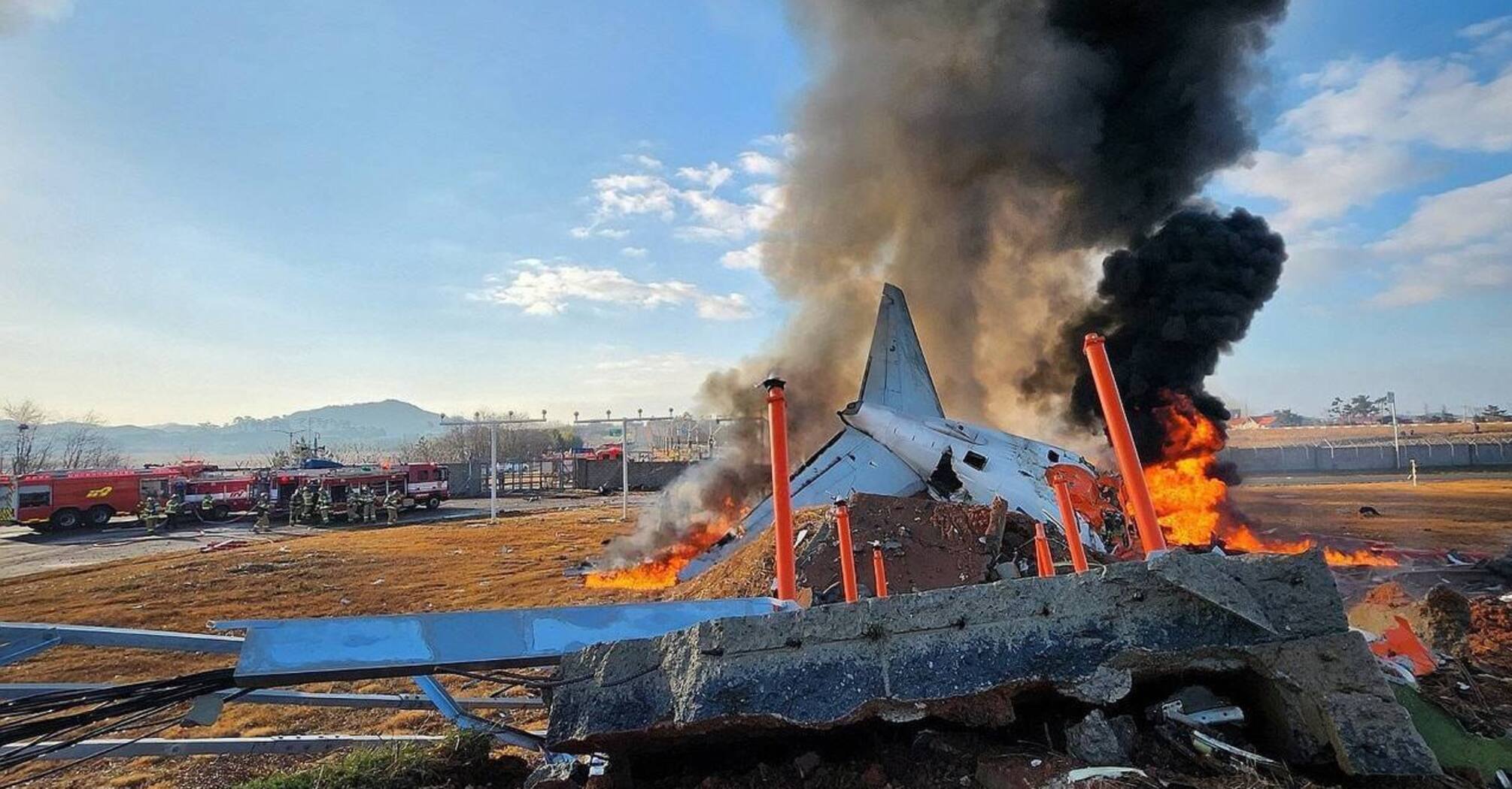 A passenger plane crashed and burst into flames in South Korea: 179 people died, two miraculously survived. Photos and video