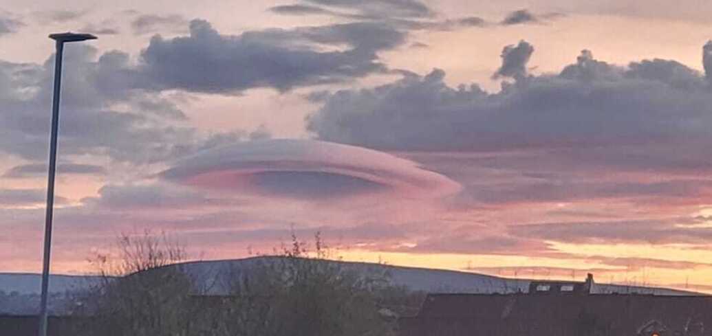 UFO-like cloud spotted over Manchester: what is this rare natural phenomenon