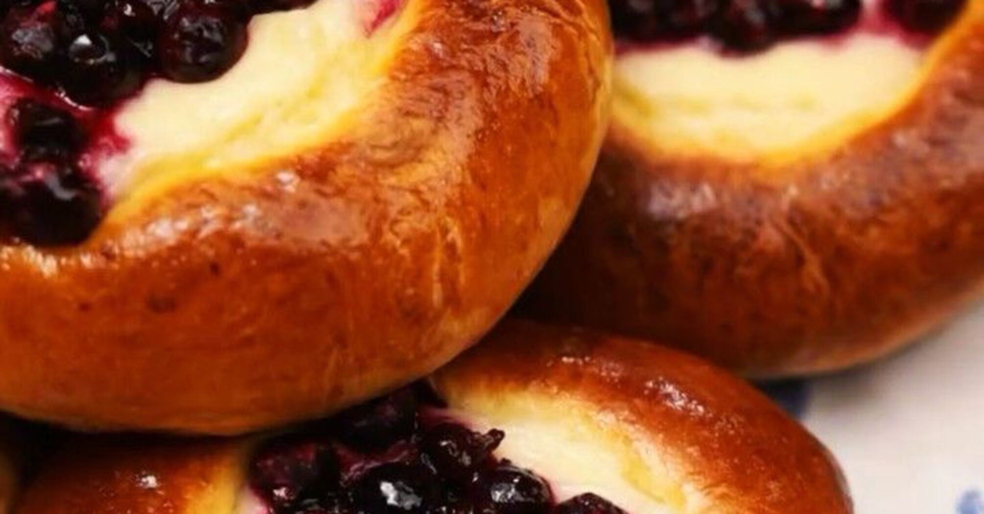 Булочки со смородиновой начинкой: рецепт сливочного лакомства от повара "МастерШеф"