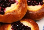 Булочки со смородиновой начинкой: рецепт сливочного лакомства от повара "МастерШеф"