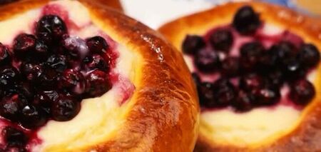 Булочки со смородиновой начинкой: рецепт сливочного лакомства от повара "МастерШеф"