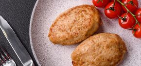 Soczyste kotlety z kurczaka na noworoczny stół: co dodać do mięsa mielonego