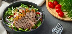 Какой вкусный салат приготовить на Новый год 2025: если традиционные надоели