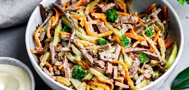 What a delicious liver salad to cook for the New Year: a simple recipe for a budget dish