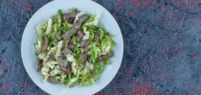 Оригинальный салат "Новогодний венок": как приготовить на праздничный стол