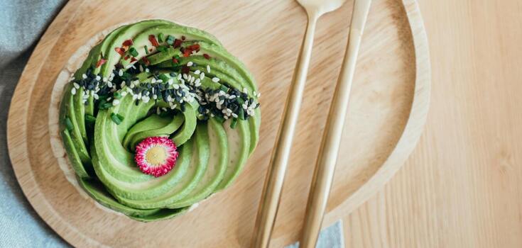 How to peel and serve avocados beautifully: an easy way