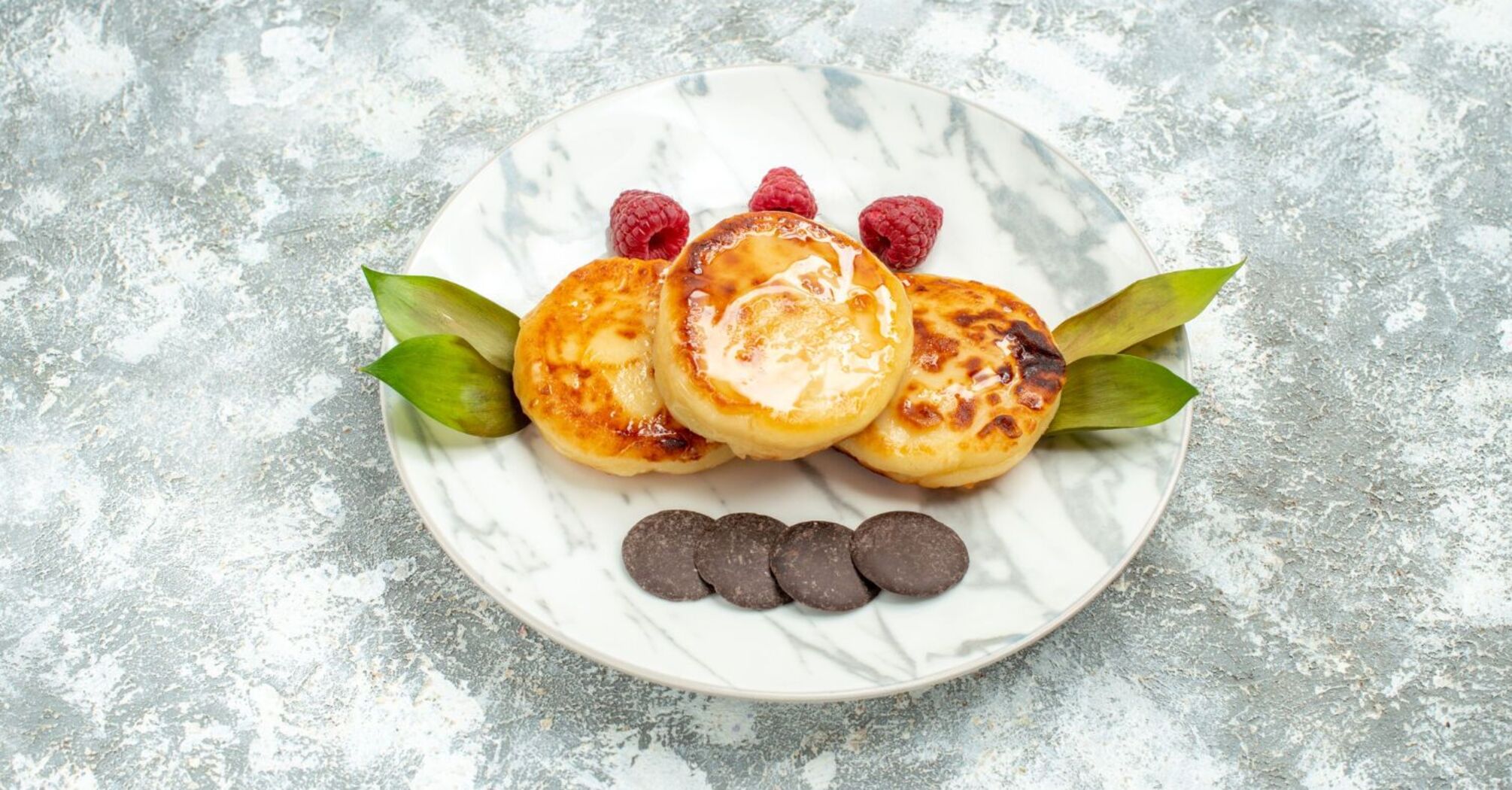 Традиционный рецепт сырников от Ярославского: идеально для завтрака