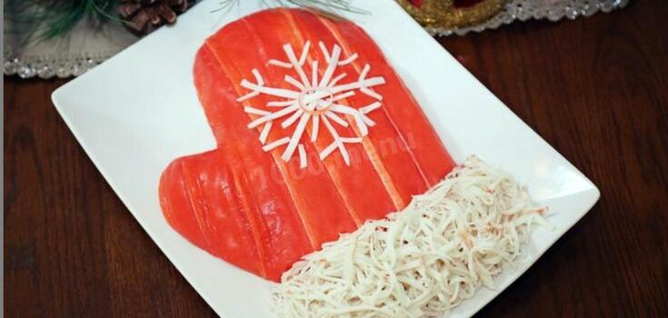 Delicious New Year's salad: how to cook an unusual Christmas glove-shaped seafood salad