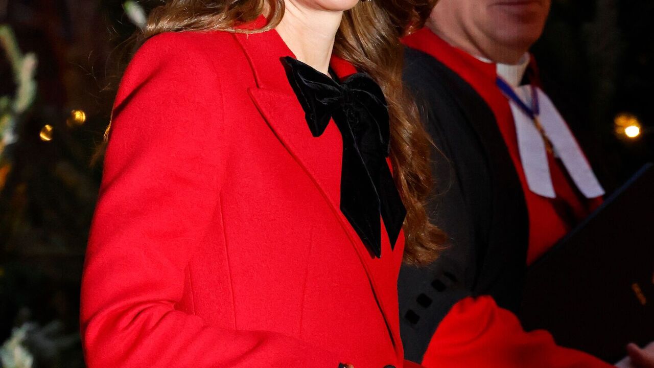Kate Middleton wzięła udział w koncercie kolęd i zachwyciła swoich poddanych jasnym wizerunkiem. Zdjęcie
