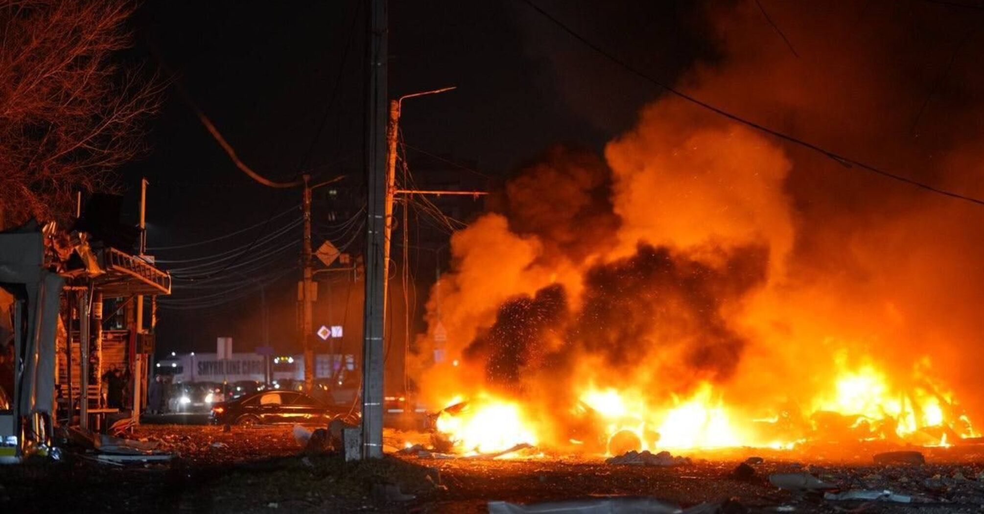 Russia targets Zaporizhzhia with guided bombs: a service station completely destroyed, ten dead, three children among the 26 wounded. Photo and video