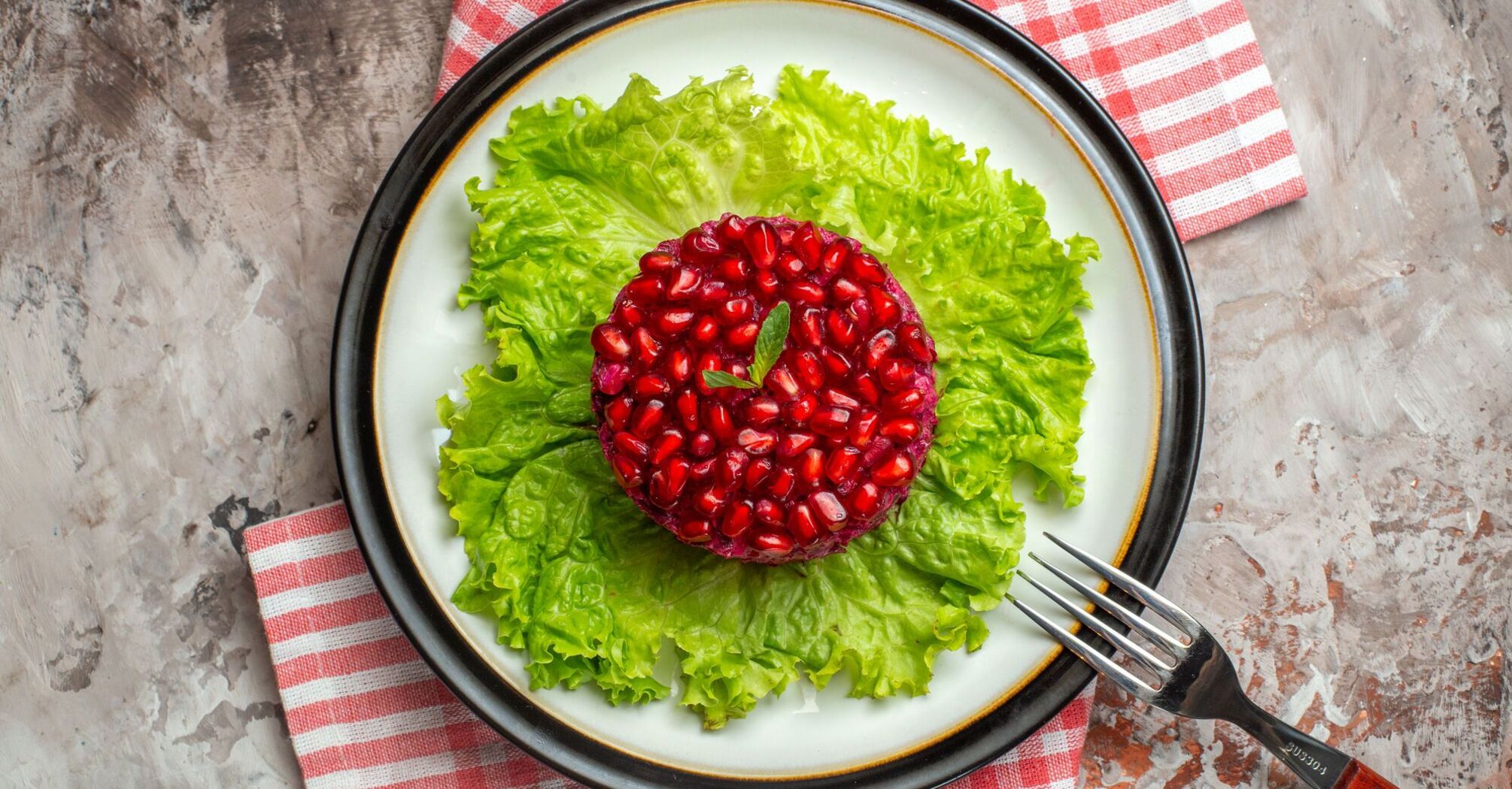 Beautiful New Year's Pomegranate salad: how to easily prepare at home