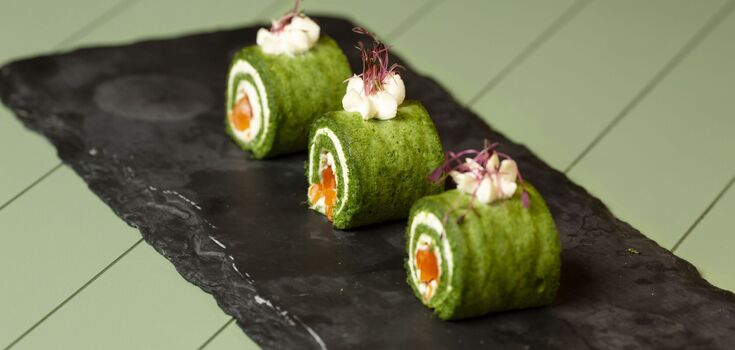 Bright spinach roll with salmon: how to prepare a very beautiful appetizer for the table