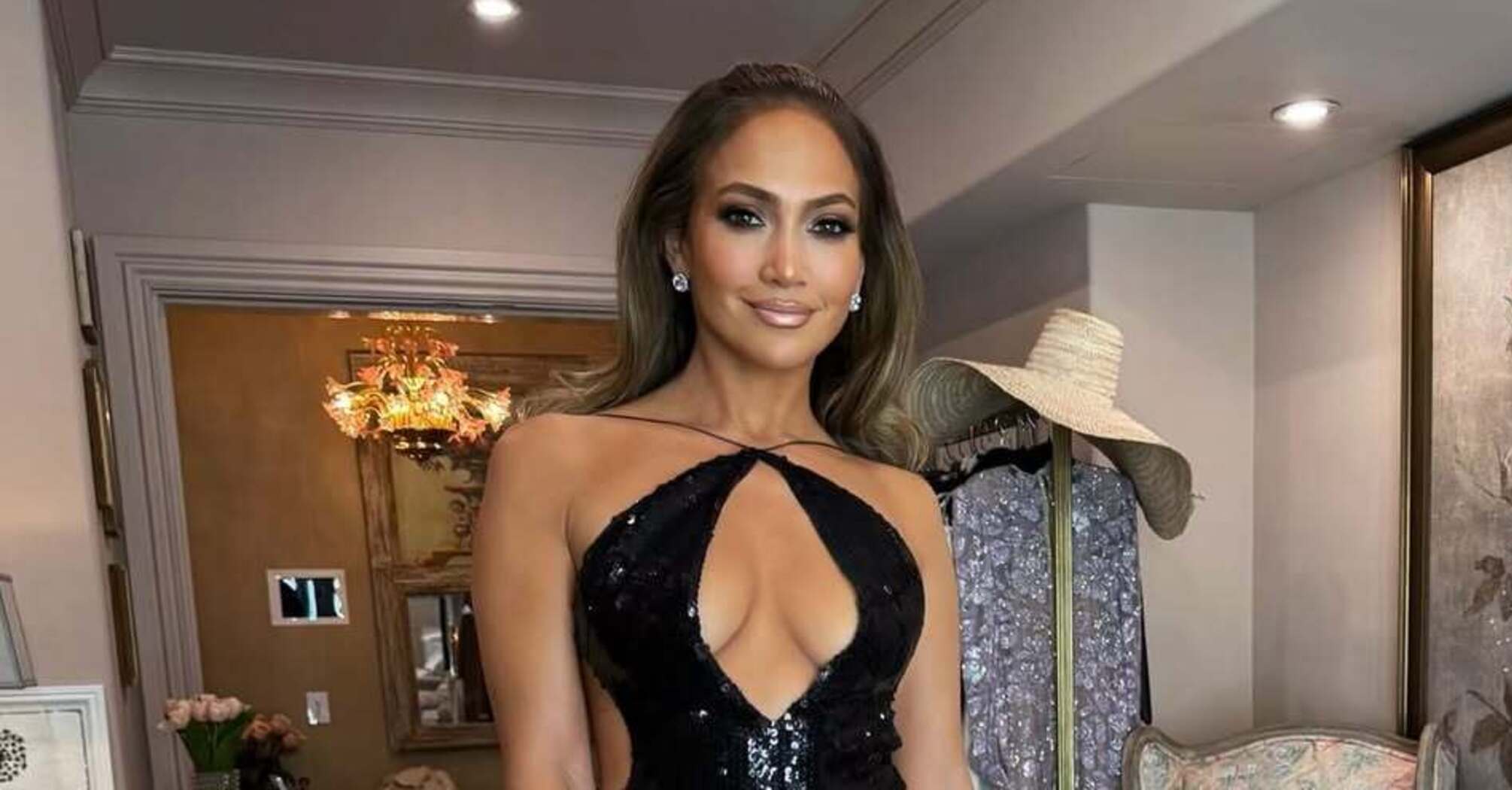 Jennifer Lopez in a "revenge dress" showed off her culinary skills while Ben Affleck spends time with his ex. Photo