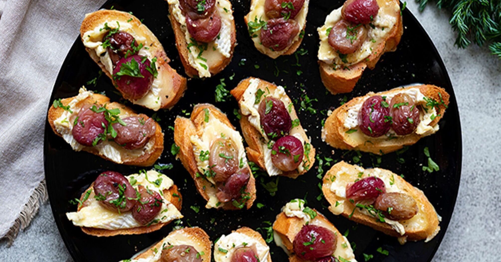 Przystawka idealna do wina: oryginalna bruschetta z winogronami i serem brie