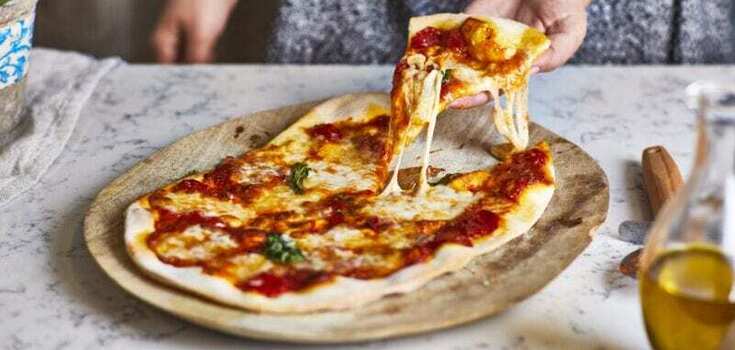 Elementary pizza "Minute" for a hearty lunch: what dough to cook from