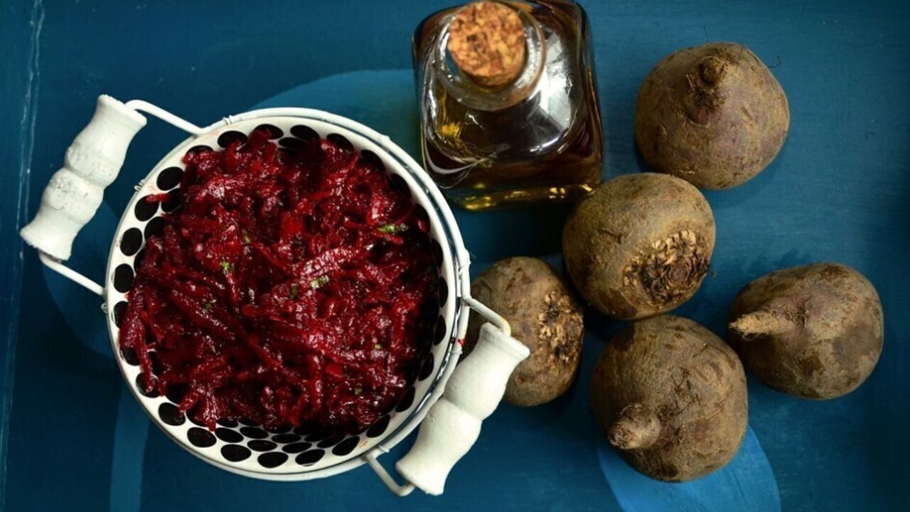 How to grate beets without getting your hands dirty: the most effective life hacks